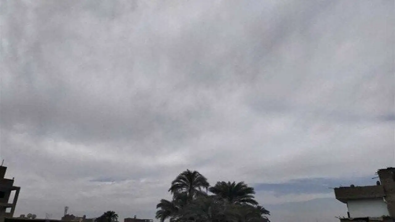 توقعات حالة الطقس ليوم الثلاثاء تشير إلى ارتفاع درجات الحرارة وفرص لسقوط أمطار